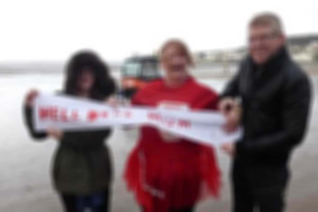 Weston_AC_santa_run_mum300.JPG blurred out